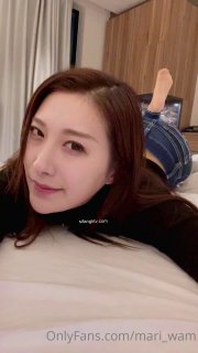 加班的时候因为大雨回不去了，住在亲近人的同事家里……被淋湿的美巨乳和无防备的睡衣